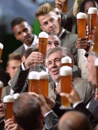 Themen der Woche - Sport Bilder des Tages - SPORT 14.09.2016, Fussball 1.Liga 2016 2017, FC Bayern München, Werbetermin für Sponsor Paulaner in München an der Säbener Strasse, Foto für den Brauereisponsor in Trachtenkleidung. Trainer Carlo Ancelotti (FC Bayern München) inmitten der sich zuprostenden Spieler. 
