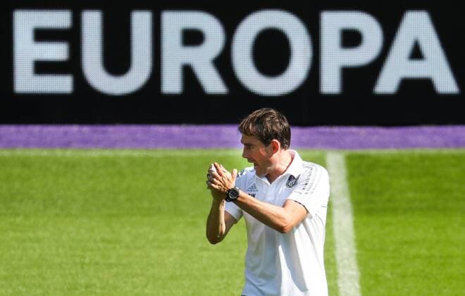 Bilder des Tages - SPORT Anderlecht s head coach Rene Weiler gestures during a training session of Belgian first league soccer team RSC Anderlecht, Wednesday 14 September 2016. Tomorrow Anderlecht is playing the first game of the group stage of the Europa League competition against Azerbaidjan club FK Gabala, in the group C. VIRGINIExLEFOUR  x04931252x