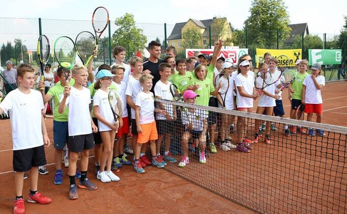 TENNIS - STTV, Try Out Day LEIBNITZ,AUSTRIA,14.SEP.16 - TENNIS - STTV, Try Out Day. Image shows Dominic Thiem (AUT) with children. GEPAxpictures xChristianxWalgram