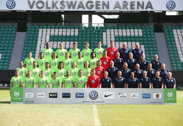 hintere Reihe von links: Josuha Guilavogui, Jeffrey Bruma, Mario Gomez, Robin Knoche, Philipp Wollscheid, Koen Casteels (Torwart), Heribert Rüttger Ruettger (Zeugwart), Jörg Joerg Drill (Masseur) vorletzte Reihe von links: Julian Draxler, Bruno Henrique, Paul Seguin, Jannes Horn, Luiz Gustavo, Carlos Ascues, Diego Benaglio (Torwart), Felix Sunkel (Athletiktrainer), Olaf Rebbe (Leiter , Elk Jörn Joern (Teammanager), Nils Scholz (Zeugwart) zweite Reihe von links: Borja Mayoral, Daniel Caligiuri, Christian Träsch Traesch, Daniel Didavi, Maximilian Arnold, Yannick Gerhardt, Max Grün Gruen (Torwart), Andreas Hilfiker (Torwarttrainer), Ton Lokhoff (Assistenztrainer), Dirk Bremser (Assistenztrainer), Dieter Hecking (Cheftrainer), Klaus Allofs (Geschäftsführer Geschaeftsfuehrer) erste Reihevon links: Vierinha, Jakub Blaszczykowki, Sebastian Jung, Josip Brekalo, Ricardo Rodriguez, Marcel Schäfer Schaefer, Phillip Menzel (Torwart), Oliver Mutschler (Reha- und Athletiktrainer), Alexander Steinbrenner Chiroprktor), Sascha Weiß Weiss (Physiotherapeut), Michele Putaro (Leitender Physiotherapeut), Dr. Gunter Wilhelm (Mannschaftsarzt), Dr. Günter Guenter Pfeiler (Mannschaftsarzt) Sport Fußball Fussball GER 1.BL Porträttermin 2016 2017 Mannschaftsfoto VfL Wolfsburg 14.09.2016
