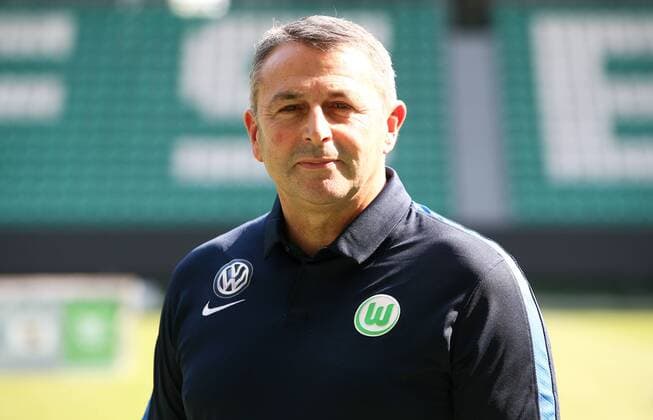 Klaus Allofs Geschäftsführer Einzelbild Querformat Fußball Fussball GER 1.BL Porträttermin 2016 2017 VfL Wolfsburg 14.09.2016