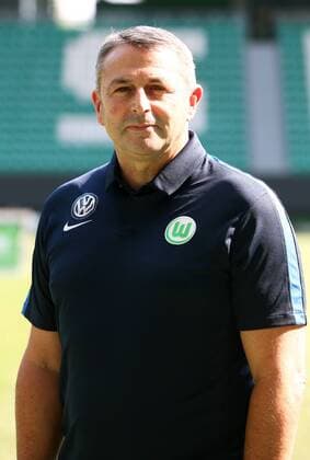 Klaus Allofs Geschäftsführer Einzelbild Hochformat Fußball Fussball GER 1.BL Porträttermin 2016 2017 VfL Wolfsburg 14.09.2016