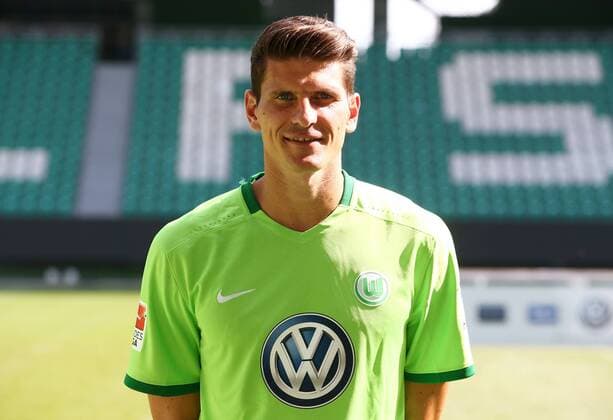 Bilder des Tages - SPORT Mario Gomez (33) Einzelbild Querformat Fußball Fussball GER 1.BL Porträttermin 2016 2017 VfL Wolfsburg 14.09.2016