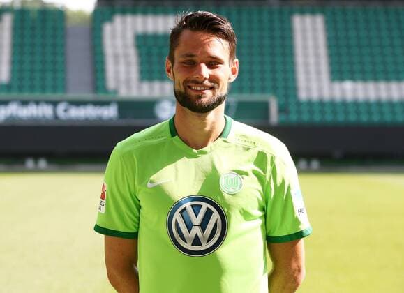 Christian Traesch Träsch (15) Einzelbild Querformat Fußball Fussball GER 1.BL Porträttermin 2016 2017 VfL Wolfsburg 14.09.2016