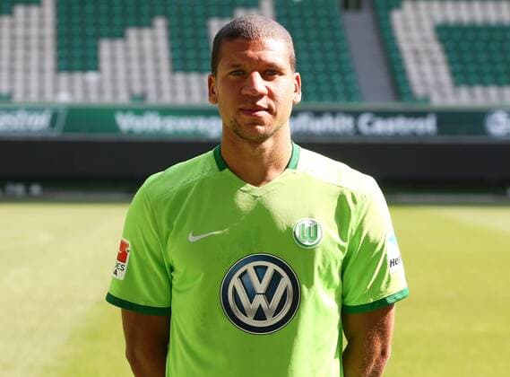 Jeffrey Bruma (5) Einzelbild Querformat Fußball Fussball GER 1.BL Porträttermin 2016 2017 VfL Wolfsburg 14.09.2016