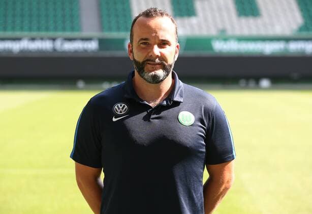 Alexander Steinbrenner Chiropraktor Einzelbild Querformat Fußball Fussball GER 1.BL Porträttermin 2016 2017 VfL Wolfsburg 14.09.2016