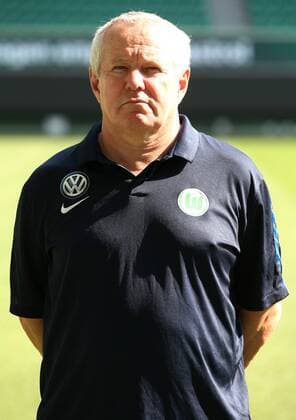 Dr. Günter Guenter Pfeiler Mannschaftsarzt Einzelbild .h. Fußball Fussball GER 1.BL Porträttermin 2016 2017 VfL Wolfsburg 14.09.2016
