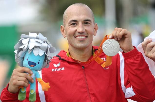Bilder des Tages - SPORT PARALYMPICS - Paralympic Summer Games Rio 2016 RIO DE JANEIRO,BRAZIL,14.SEP.16 - PARALYMPICS, CYCLING ROAD - Paralympic Summer Games Rio 2016, time trial,men. Image shows Thomas Fruehwirth (AUT). Keywords: medal, award ceremony. GEPAxpictures xCh.xKelemen