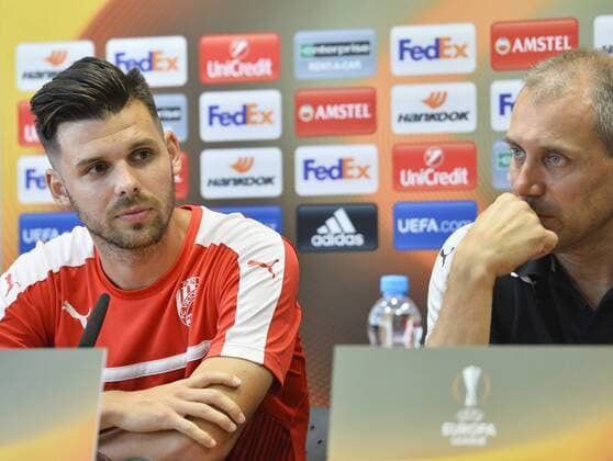 Player Michal Duris (left) and coach Roman Pivarnik of Viktoria attend a press conference PK Pressekonferenz prior to the European league match, FC Viktoria Plzen vs AS Roma, in Pilsen, Czech Republic, September 14, 2016. (CTKxPhoto MiroslavxChaloupka) CTKPhotoP201609140799201  _CHA0293