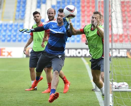 Goalkeeper of Viktoria Matus Kozacik (front centre) attends a training session prior to the European league match, FC Viktoria Plzen vs AS Roma, in Pilsen, Czech Republic, September 14, 2016. (CTKxPhoto MiroslavxChaloupka) CTKPhotoP201609140799301  _CHA0357