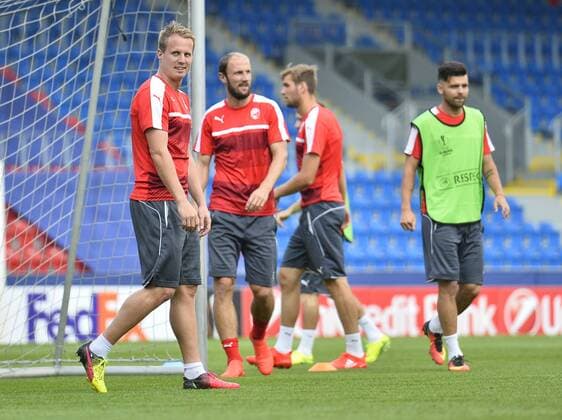 Players of Viktoria from left: David Limbersky and Roman Hubnik attend a training session prior to the European league match, FC Viktoria Plzen vs AS Roma, in Pilsen, Czech Republic, September 14, 2016. (CTKxPhoto MiroslavxChaloupka) CTKPhotoP201609140800401  _CHA0352