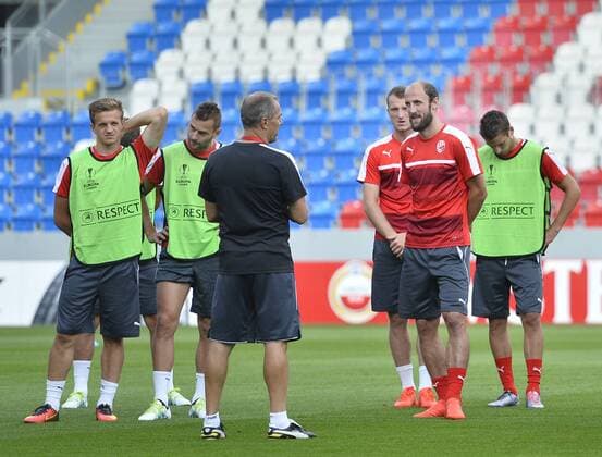 Coach of Viktoria Roman Pivarnik (third from left) and player Roman Hubnik (second from right) attend a training session prior to the European league match, FC Viktoria Plzen vs AS Roma, in Pilsen, Czech Republic, September 14, 2016. (CTKxPhoto MiroslavxChaloupka) CTKPhotoP201609140800601  _CHA0329