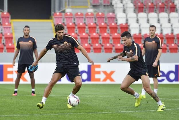 Federico Fazio of AS Roma, with ball, attends a training session prior to the European league match, FC Viktoria Plzen vs AS Roma, in Pilsen, Czech Republic, September 14, 2016. (CTKxPhoto MiroslavxChaloupka) CTKPhotoP201609140900501  _CHA0445