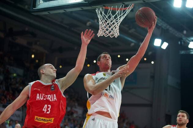 Basketball Bamberg 14.09.2016 EM Qualifikation Eurobasket Qualifier Länderspiel Nationalmannschaft Deutschland (GER) - Österreich (AUT) Paul Zipser (Deutschland, No.21) Anton Maresch (Österreich, No.43)