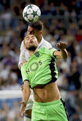 Real Madrid s Spanish defense Sergio Ramos (back) goes for a header against Sporting Portugal s Dutch striker Bas Dost during their UEFA Champions League 1st journey match at Santiago Bernabeu Stadium in Madrid, Spain, 14 September 2016. EFE JuanJo Martin REAL MADRID VS. SPORTING PORTUGAL !ACHTUNG: NUR REDAKTIONELLE NUTZUNG!  MAD001 20160914-636094836325814983