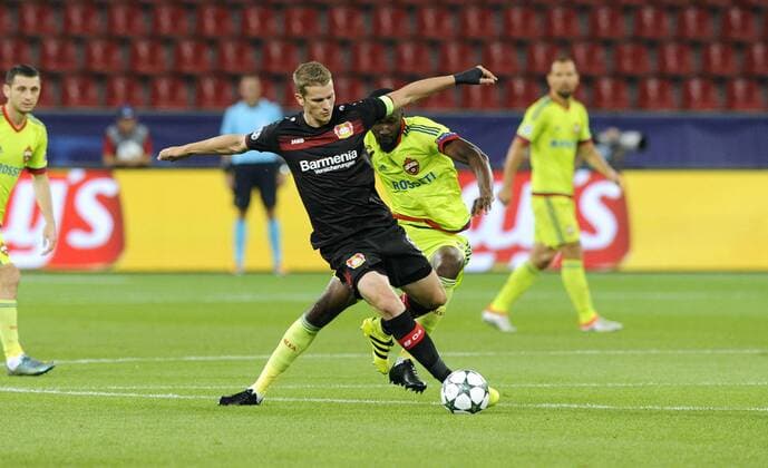 Fussball, UEFA Champions League, Herren, Saison 2016 2017, Gruppe E, 1. Spieltag, BayArena Leverkusen, Bayer Leverkusen (schwarz) - ZSKA Moskau (gelb); Lars Bender (Leverkusen), Lacina Traore (Moskau), Aktion.