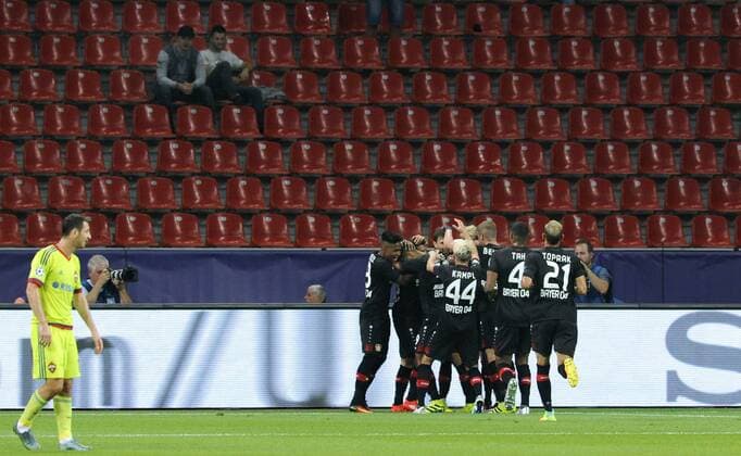 Fussball, UEFA Champions League, Herren, Saison 2016 2017, Gruppe E, 1. Spieltag, BayArena Leverkusen, Bayer Leverkusen (schwarz) - ZSKA Moskau (gelb); Jubel Admir Mehmedi (Leverkusen) nach seinem Tor zum 1:0 vor leeren Rängen. Jubel, Freude, Aktion.