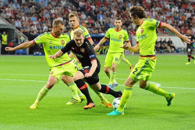 GER, Bayer Leverkusen (GER) vs ZSKA Moskau (RUS) 14.09.2016, BayArena, Leverkusen, Gruppe E, GER, Bayer Leverkusen (GER) vs ZSKA Moskau (RUS), im Bild im Zweikampf von links: Julian Brandt ( Leverkusen 19 ), Mario Fernandes ( Moskau 2 ) Foto © nordphoto Treese nordphotoxTreese