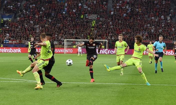 14.09.2016, Fussball Champions League 2016 17, Vorrunde, 1. Spieltag, Bayer 04 Leverkusen - ZSKA Moskau, Hakan Calhanoglu (Bayer Leverkusen), mi., erzielt mit diesem Schuss das Tor zum 2:0