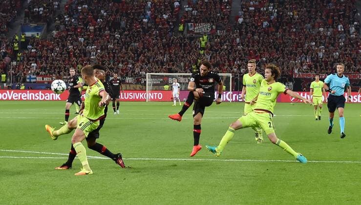 14.09.2016, Fussball Champions League 2016 17, Vorrunde, 1. Spieltag, Bayer 04 Leverkusen - ZSKA Moskau, Hakan Calhanoglu (Bayer Leverkusen), mi., erzielt mit diesem Schuss das Tor zum 2:0