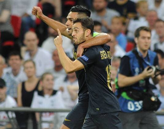 Fußball, CL, Tottenham Hotspur - AS Monaco Football - 2016 2017 Champions League - Group E: Tottenham Hotspur vs Monaco Bernardo Silva of Monaco celebrates his goal with captain Radamel Falcao at Wembley Stadium 