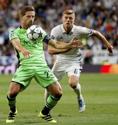 Bilder des Tages - SPORT Real Madrid s German midfielder Toni Kroos runs for the ball against Sporting Porugal s Portuguese midfielder Adrien Sebastian Perruchet Silva during their UEFA Champions League 1st journey match at Santiago Bernabeu Stadium in Madrid, Spain, 14 September 2016. REAL MADRID VS. SPORTING PORTUGAL !ACHTUNG: NUR REDAKTIONELLE NUTZUNG!  MAD001 20160914-636094847884122755