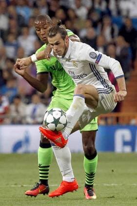 Real Madrid s Welsh striker Gareth Bale (front) fights for the ball against Sporting Porugal s Dutch defense Marvin Zeegelaar during their UEFA Champions League 1st journey match at Santiago Bernabeu Stadium in Madrid, Spain, 14 September 2016. REAL MADRID VS. SPORTING PORTUGAL !ACHTUNG: NUR REDAKTIONELLE NUTZUNG!  MAD001 20160914-636094855054300864