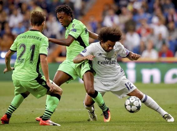 Real Madrid s Brazilian defense Marcelo Vieira da Silva (R) fights for the ball against Sporting Porugal s Cape Verdean midfielder Gelson Martins during their UEFA Champions League 1st journey match at Santiago Bernabeu Stadium in Madrid, Spain, 14 September 2016. REAL MADRID VS. SPORTING PORTUGAL !ACHTUNG: NUR REDAKTIONELLE NUTZUNG!  MAD001 20160914-636094856447830998