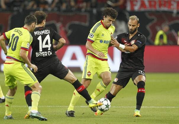 Roman Eremenko (ZSKA Moskau) (M) challenges Ömer Toprak (Bayer 04 Leverkusen) (R) and Admir Mehmedi (Bayer 04 Leverkusen) during the championsleague match between Bayer 04 Leverkusen and ZSKA Moskau, Bayarena in Leverkusen on September 14., 2016. Bayer 04 Leverkusen vs. ZSKA Moskau in der Champions League der Saison 2016 2017 am 14. September 2016.