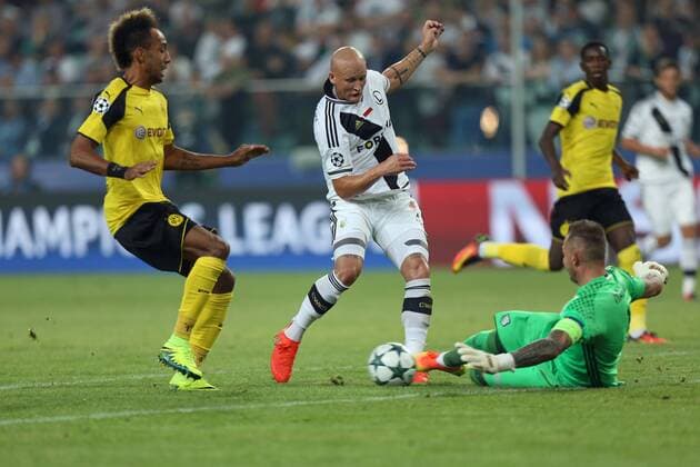 Fußball, CL, Legia Warschau - Borussia Dortmund FUSSBALL CHAMPIONS LEAGUE 2016 2017 LEGIA WARSCHAU - BVB BORUSSIA DORTMUND PIERRE-EMERICK AUBAMEYANG, JAKUB CZERWINSKI, ARKADIUSZ MALARZ  20160914CSLG0019