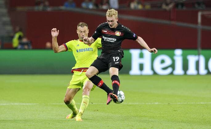 Fussball, UEFA Champions League, Herren, Saison 2016 2017, Gruppe E, 1. Spieltag, BayArena Leverkusen, Bayer Leverkusen (schwarz) - ZSKA Moskau (gelb); Julian Brandt (Leverkusen), Vasili Berezutski (Moskau), Aktion.