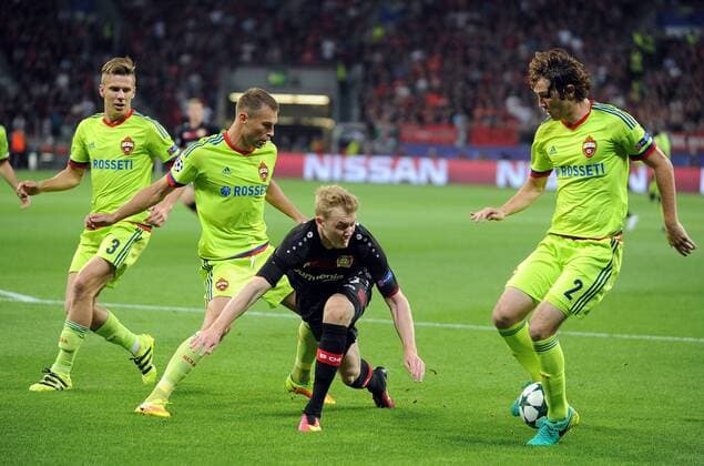Championsleague 2016 2017: Bayer 04 Leverkusen - ZSKA Moskau 14.09.2016. Julian Brandt (LEV) läuft ins Leere. V.l: Wernbloom, V. Berezutski und Fernandes. HM