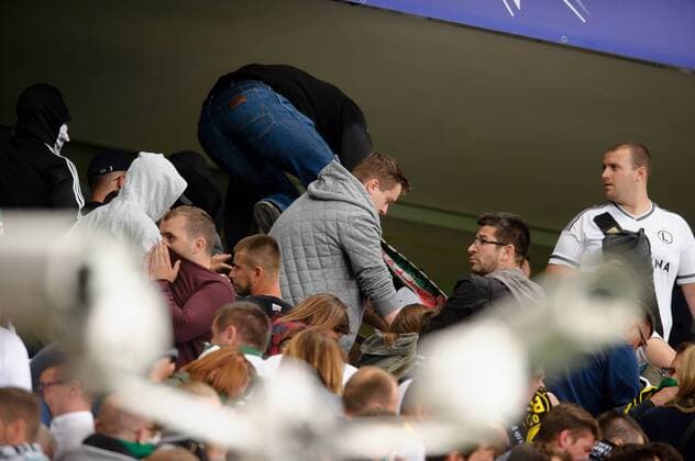 Fußball, CL, Legia Warschau - Borussia Dortmund - Polizeieinsatz im Fanblock Fußball Champions League 2016 2017 Legia Warschau - Borussia Dortmund Warschau Fans versuchen BVB Fanblock zu stürmen  20160914_PF_PA049
