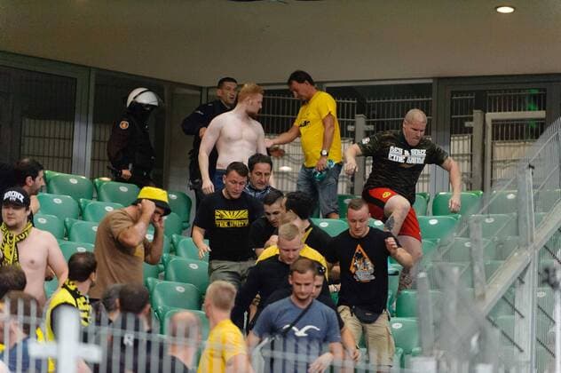 Fußball, CL, Legia Warschau - Borussia Dortmund - Polizeieinsatz im Fanblock Fußball Champions League 2016 2017 Legia Warschau - Borussia Dortmund Warschau Fans versuchen BVB Fanblock zu stürmen  20160914_PF_PA050