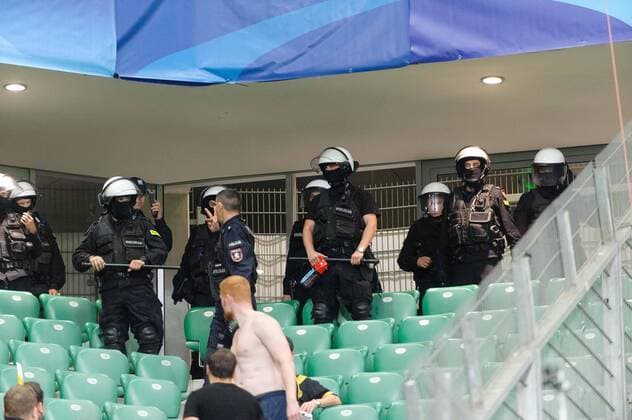 Fußball, CL, Legia Warschau - Borussia Dortmund - Polizeieinsatz im Fanblock Fußball Champions League 2016 2017 Legia Warschau - Borussia Dortmund Warschau Fans versuchen BVB Fanblock zu stürmen  20160914_PF_PA051