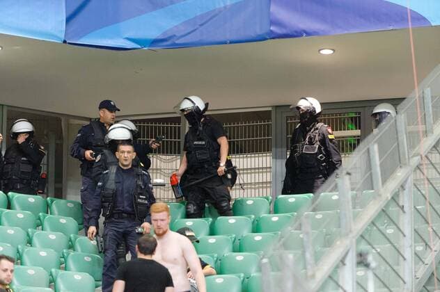 Fußball, CL, Legia Warschau - Borussia Dortmund - Polizeieinsatz im Fanblock Fußball Champions League 2016 2017 Legia Warschau - Borussia Dortmund Warschau Fans versuchen BVB Fanblock zu stürmen  20160914_PF_PA052