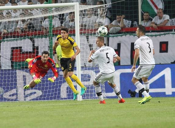 Fußball, CL, Legia Warschau - Borussia Dortmund Fußball Champions League 2016 2017 Legia Warschau - Borussia Dortmund ROMAN BÜRKI MARC BARTNA MACIEJ DABROWSKI TOMASZ JODLOWIEC  IMG_0686