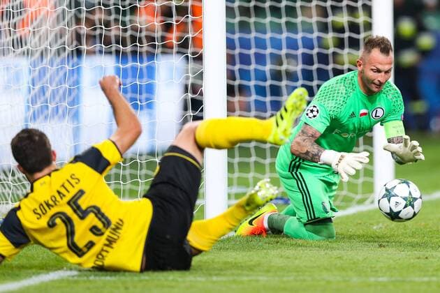 Fußball, CL, Legia Warschau - Borussia Dortmund FUSSBALL CHAMPIONS LEAGUE 2016 2017 LEGIA WARSCHAU - BVB BORUSSIA DORTMUND Sokratis Papastathopoulus (Borussia), Arkadiusz Malarz (Legia)  20160914toja64