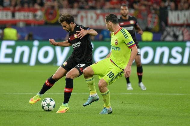 Admir Mehmedi (Bayer Leverkusen) im Zweikampf mit Alan Dzagoev (ZSKA Moskau) Leverkusen, Deutschland, 14.09.2016 - Fussball, Championsleague, Bayer Leverkusen - ZSKA Moskau, Fussball, Championsleague, Bayer Leverkusen - ZSKA Moskau, xklx