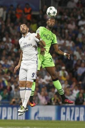 Real Madrid s French striker Karim Benzema (L) goes for a header against Sporting Portugal s Ruben Alfonso Borges Semedo during their UEFA Champions League 1st journey match at Santiago Bernabeu Stadium in Madrid, Spain, 14 September 2016. REAL MADRID VS. SPORTING PORTUGAL !ACHTUNG: NUR REDAKTIONELLE NUTZUNG!  MAD001 20160914-636094876703386554