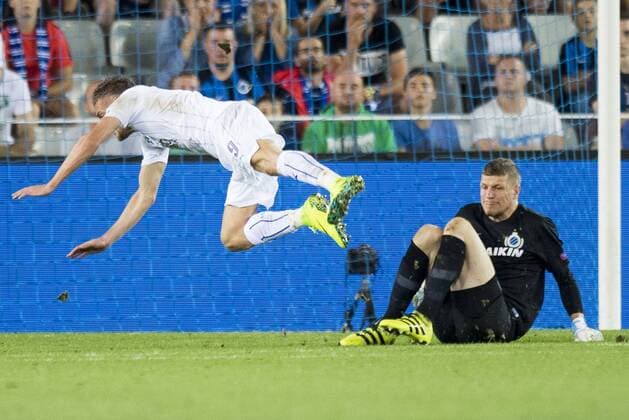 Club s goalkeeper Ludovic Butelle makes a penalty foul on 09 Leicester s Jamie Vardy during a game of the first day of the group stage of the UEFA Champions League competition between Belgian first division soccer team Club Brugge KV and English club Leicester City F.C. in the group G in Brugge, Wednesday 14 September 2016. JASPERxJACOBS  x04931907x