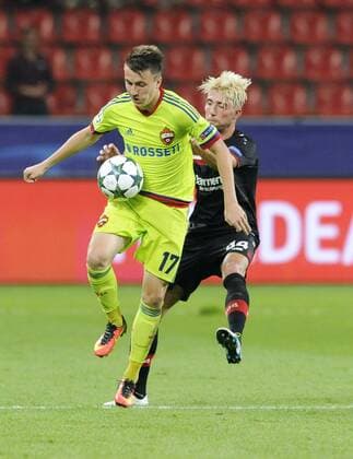 Fussball, UEFA Champions League, Herren, Saison 2016 2017, Gruppe E, 1. Spieltag, BayArena Leverkusen, Bayer Leverkusen (schwarz) - ZSKA Moskau (gelb); Alesandr Golovin (Moskau), Kevin Kampl (Leverkusen), Aktion.