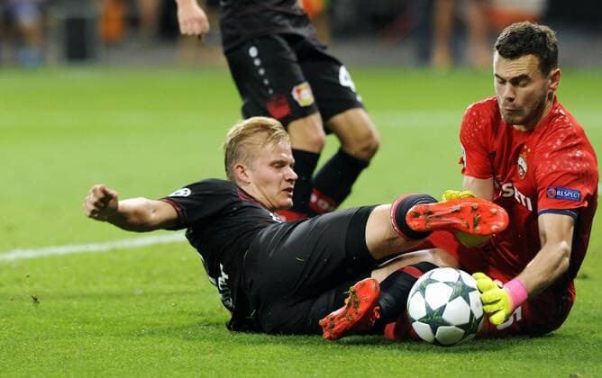 Bilder des Tages - SPORT Fussball, UEFA Champions League, Herren, Saison 2016 2017, Gruppe E, 1. Spieltag, BayArena Leverkusen, Bayer Leverkusen (schwarz) - ZSKA Moskau (gelb); Joel Pohjanpalo (Leverkusen), Igor Akinfeev (Moskau), Aktion.