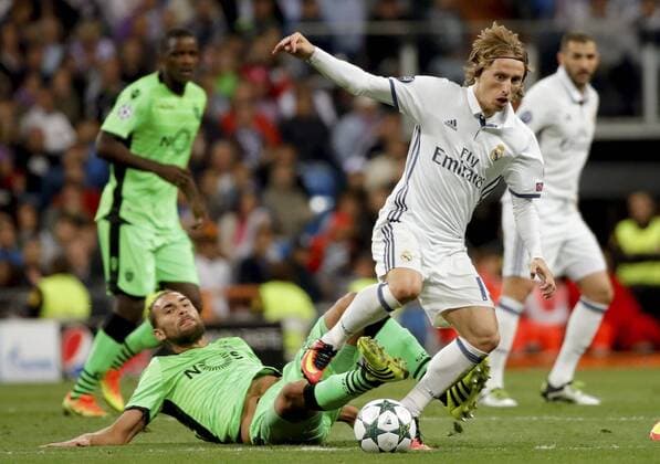 Real Madrid s Croatian midfielder Luka Modric controls the ball before Sporting Portugal s Dutch striker Bas Dost during the team s UEFA Champions League 1st journey match at Santiago Bernabeu Stadium in Madrid, Spain, 14 September 2016. REAL MADRID VS. SPORTING PORTUGAL !ACHTUNG: NUR REDAKTIONELLE NUTZUNG!  MAD001 20160914-636094884002906888