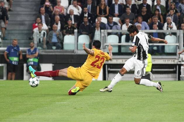 Fußball, CL, Juventus Turin - FC Sevilla September 14, 2016 - Turin, Italy - Sevilla defender Adil Rami (23) tackles Juventus midfielder Sami Khedira (6) during the Uefa Champions League group stage football match n.1 JUVENTUS - SEVILLA on 14 09 2016 at the Juventus Stadium in Turin, Italy. Juventus FC v Sevilla FC - UEFA Champions League  - ZUMAn230