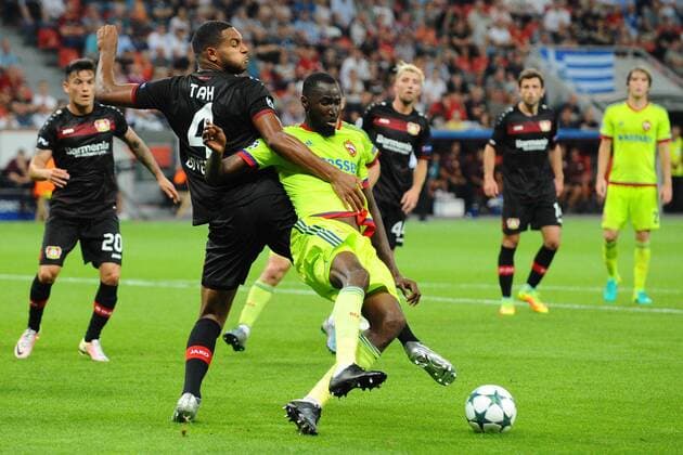GER, Bayer Leverkusen (GER) vs ZSKA Moskau (RUS) 14.09.2016, BayArena, Leverkusen, Gruppe E, GER, Bayer Leverkusen (GER) vs ZSKA Moskau (RUS), im Bild im Zweikampf von links: Jonathan Tah ( Leverkusen 4 ), Lacina Traore Traore ( Moskau 9 ) Foto © nordphoto Treese nordphotoxTreese