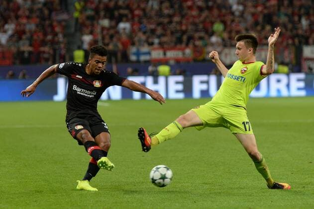 Benjamin Henrichs (Bayer Leverkusen) im Zweikampf gegen Aleksandr Golovin (ZSKA Moskau) Leverkusen, Deutschland, 14.09.2016 - Fussball, Championsleague, Bayer Leverkusen - ZSKA Moskau, Fussball, Championsleague, Bayer Leverkusen - ZSKA Moskau, xklx