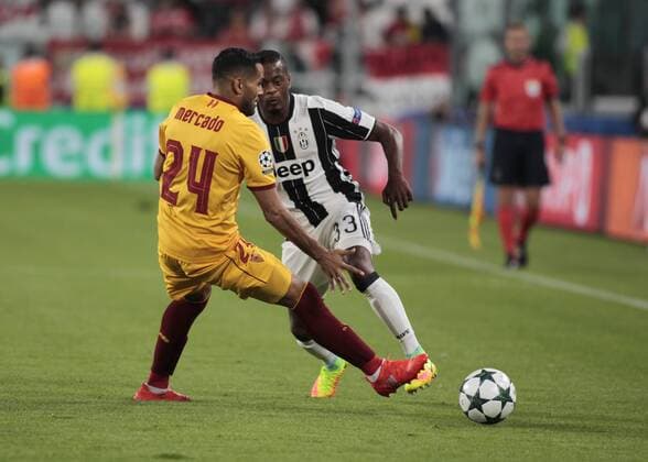 Fußball, CL, Juventus Turin - FC Sevilla September 14, 2016 - Turin, Italy - Patrice Evra and Adil Rami during Champions League match between Juventus v Sevilla, in Turin, on September 14, 2016. Juventus FC v Sevilla FC - UEFA Champions League  - ZUMAn230