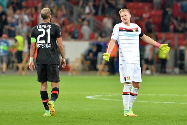 GER, Bayer Leverkusen (GER) vs ZSKA Moskau (RUS) 14.09.2016, BayArena, Leverkusen, Gruppe E, GER, Bayer Leverkusen (GER) vs ZSKA Moskau (RUS), im Bild Gesprächsbedarf nach Spielende von links: Ömer Toprak ( Leverkusen 21 ), Torhüter Bernd Leno ( Leverkusen 1 ) Foto © nordphoto Treese nordphotoxTreese