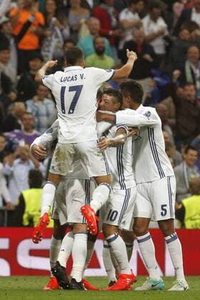 Real Madrid s players celebrate Morata s 2-1 goal against Sporting Portugal during their UEFA Champions League 1st journey match at Santiago Bernabeu Stadium in Madrid, Spain, 14 September 2016. REAL MADRID VS. SPORTING PORTUGAL !ACHTUNG: NUR REDAKTIONELLE NUTZUNG!  MAD001 20160914-636094907098606968